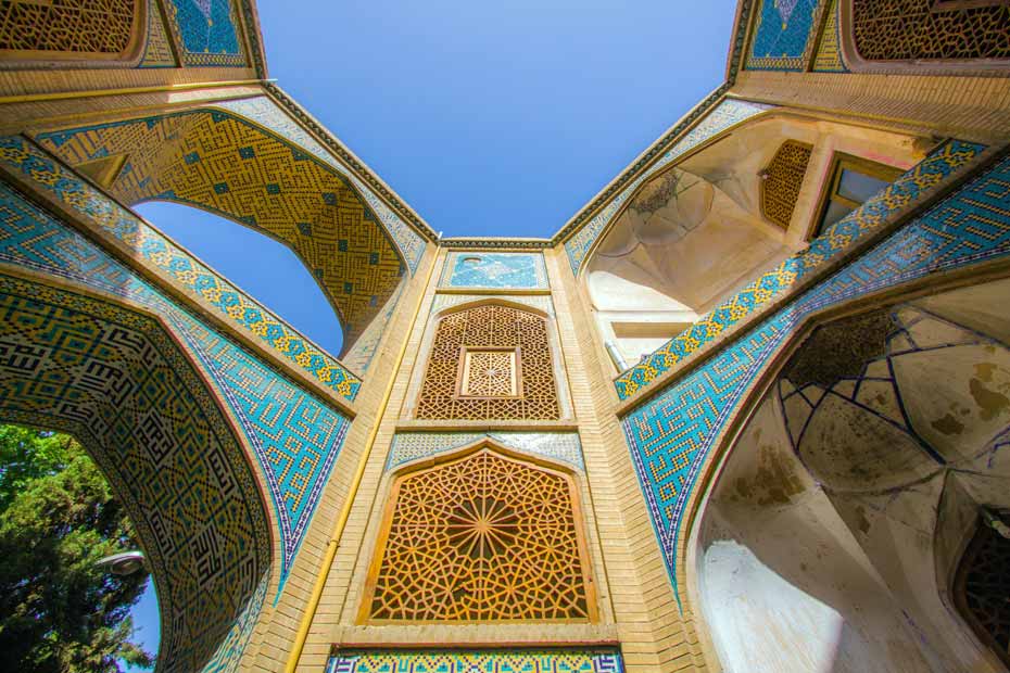 -حیاط-در-معماری-مدارس-صفویه